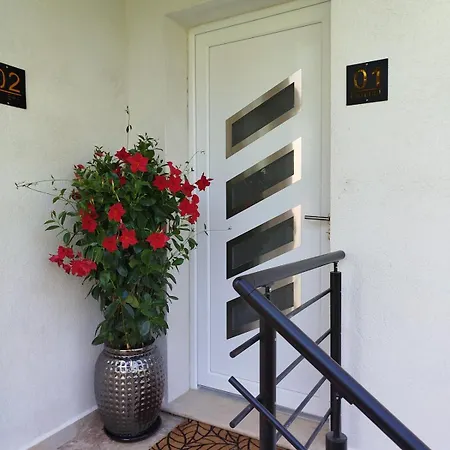 Cozy, Bright, Air-conditioned 2-room With Mezzanine & Terrace דירה *